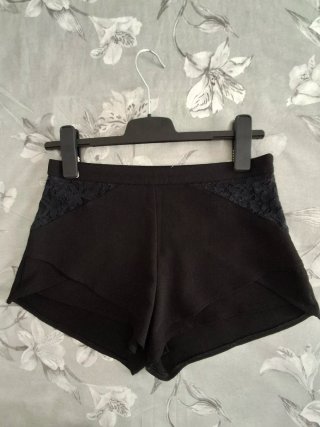 Shorts fluidos negros con encaje
