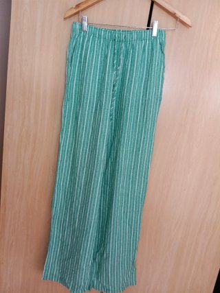 Pantalón verde rayas blanco tipo lino