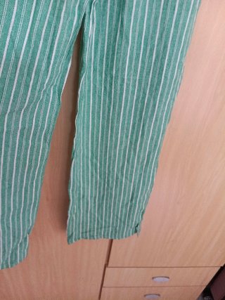 Pantalón verde rayas blanco tipo lino