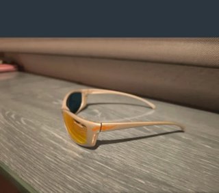 Gafas de sol Arnette doradas y rojas