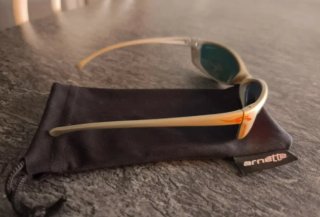 Gafas de sol Arnette doradas y rojas