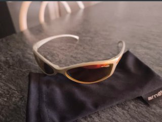 Gafas de sol Arnette doradas y rojas