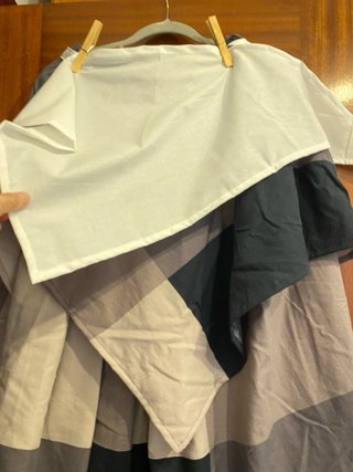 Traje neska tonos grises y blanco