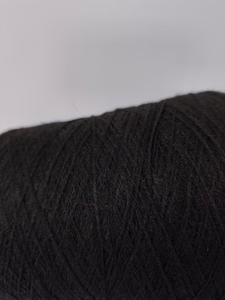 Cono de lana negro