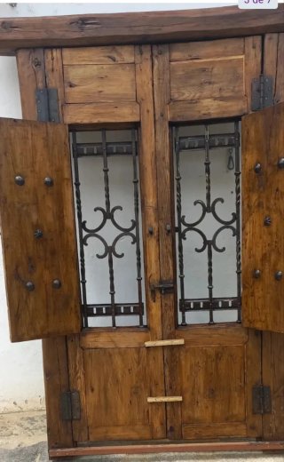 Puerta antigua madera y forja