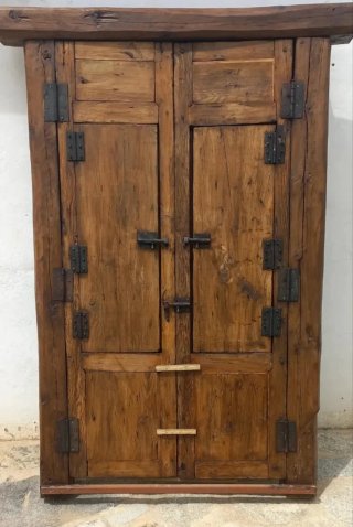 Puerta antigua madera y forja