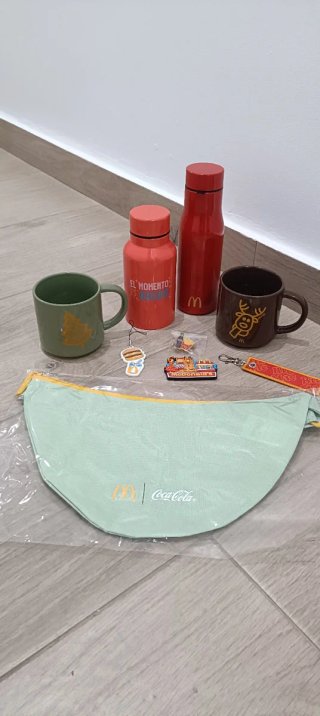 Set di prodotti McDonald's: Tazze, bottiglie e altro