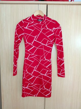 Vestido SHEIN rojo con estampado geométrico