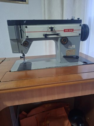 Máquina de coser Alfa Artesanal con mueble