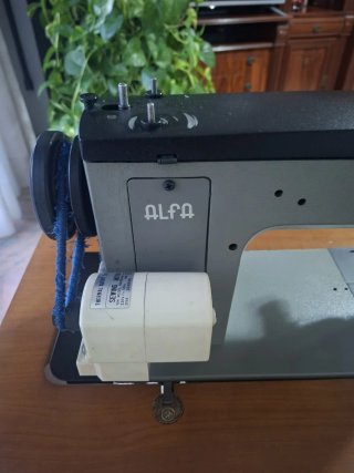 Máquina de coser Alfa Artesanal con mueble