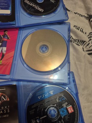 Lotto Giochi PS4: FIFA 19, Uncharted, Batman