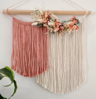 Tapiz macramé 45x45cms beige y rosa con flores