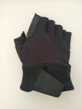 Guantes negros sin dedos para entrenamiento