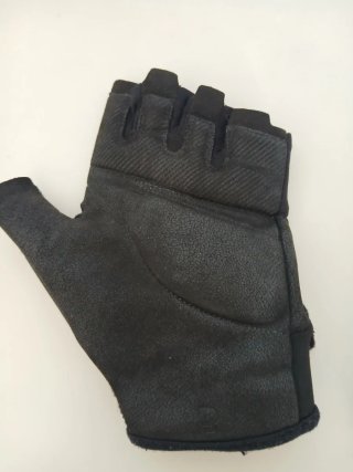 Guantes negros sin dedos para entrenamiento