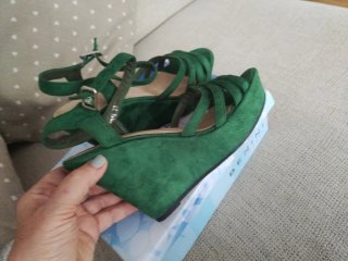 Sandalias cuña Benini verde talla 39. De ante