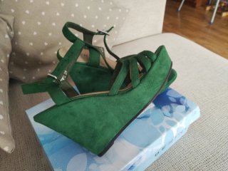 Sandalias cuña Benini verde talla 39. De ante