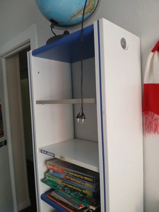 Estantería blanca y azul