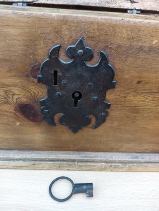 Baúl antiguo madera y metal