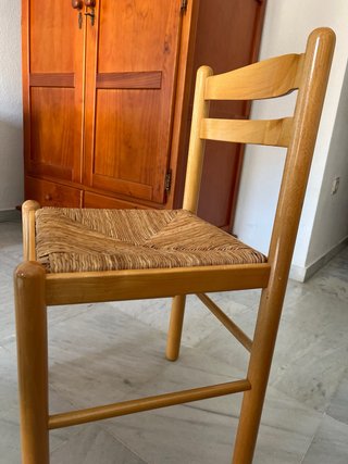 Silla de madera con asiento de ratán