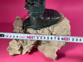 Escultura Mujer Carosa Diseño Metal y Piedra