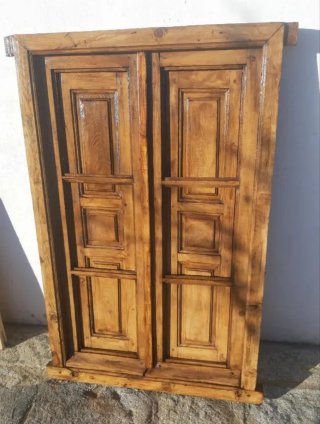 Ventana de madera rústica