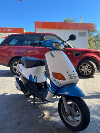 Piaggio Zip Scooter Azul y Blanco