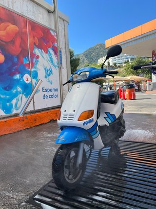 Piaggio Zip Scooter Azul y Blanco