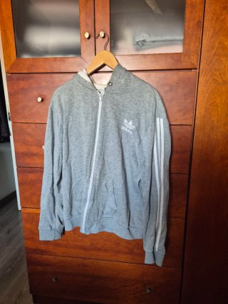 Chaqueta Adidas gris con cremallera