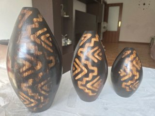 Juego de 3 jarrones de madera tallada