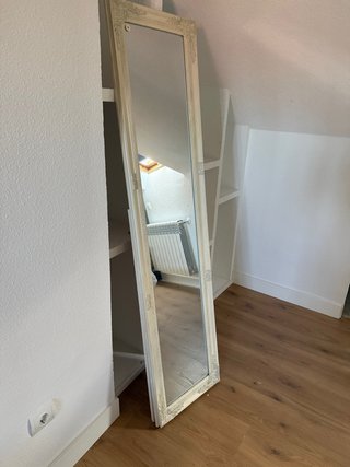 Espejo de habitación beige con marco decorado
