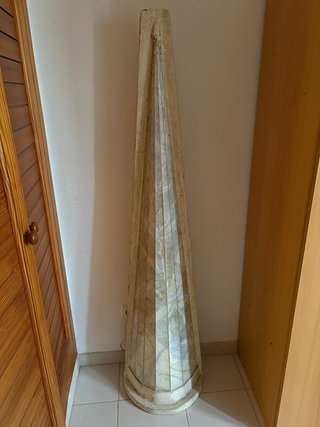 Lámpara de pie de artista alta beige