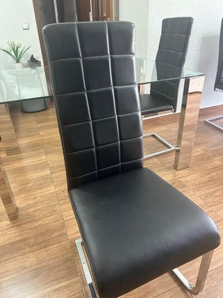 Mesa de cristal con 2 sillas negras