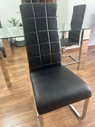 Mesa de cristal con 2 sillas negras
