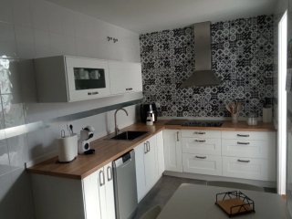 Muebles de cocina blancos y encimera roble