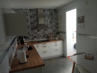Muebles de cocina blancos y encimera roble