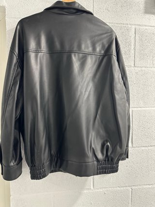 Cazadora de cuero negra