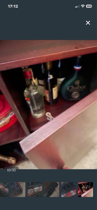 Barra de bar de piel negra y madera