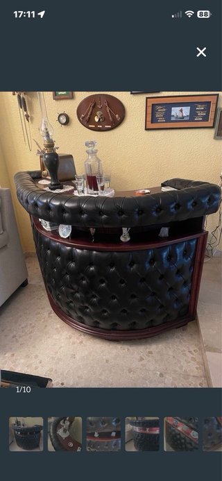Barra de bar de piel negra y madera