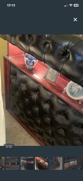 Barra de bar de piel negra y madera