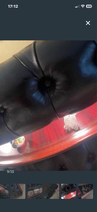 Barra de bar de piel negra y madera