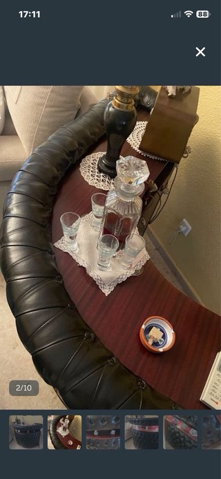 Barra de bar de piel negra y madera