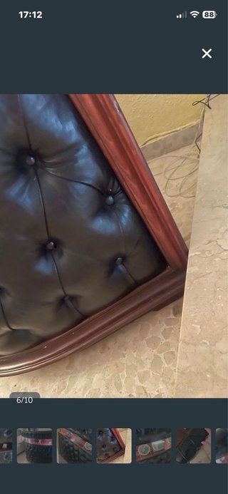 Barra de bar de piel negra y madera