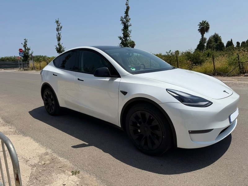 Tesla Model Y 2023 - foto 1