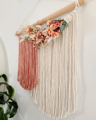 Tapiz macramé 45x45cms  beige y rosa con flores