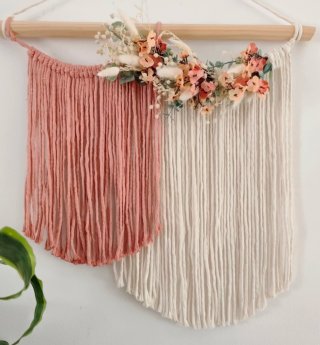 Tapiz macramé 45x45cms  beige y rosa con flores