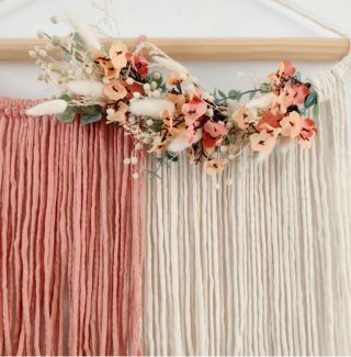 Tapiz macramé 45x45cms  beige y rosa con flores
