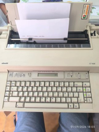 Máquina de escribir Olivetti CT 606