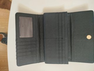 Portafoglio nero con borchie dorate