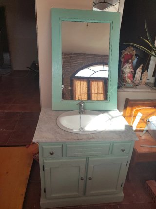 Mueble de baño con lavabo y espejo