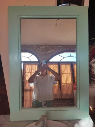 Mueble de baño con lavabo y espejo